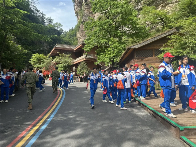 四百余名学子探秘陇南宕昌官鹅沟，解锁自然与人文双重课堂